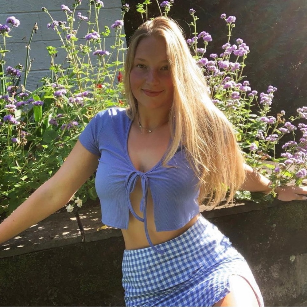 Front tie top
